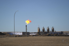 Một ngọn lửa đốt cháy khí tự nhiên dư thừa do các giếng dầu tạo ra ở quận McKenzie, Williston, North Dakota, hôm 21/12/2023. (Ảnh: Madalina Vasiliu/The Epoch Times)