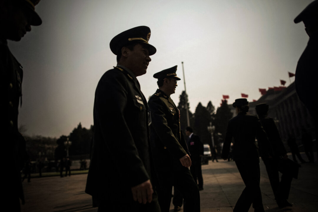Các đại biểu quân đội đến dự phiên họp toàn thể lần thứ ba của Hội nghị Hiệp thương Chính trị Nhân dân Trung Quốc ở Bắc Kinh vào ngày 10/03/2018. (Ảnh: Fred Dufour/AFP qua Getty Images)