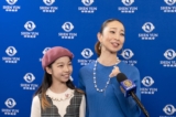 Cô Kaori Takahashi cùng con gái thưởng thức Nghệ thuật Biểu diễn Shen Yun ở Nhà hát Line Cube Shibuya, Tokyo, hôm 28/12/2023. (Ảnh: Đài truyền hình NTD)
