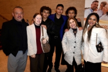 Ông Luis Mendoza (ngoài cùng bên trái) và gia đình thưởng thức đêm biểu diễn của Shen Yun tại Nhà hát Jones for the Performing Arts hôm 28/12/2023. (Ảnh: Sally Sun/The Epoch Times)