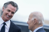 Tổng thống Joe Biden (bên phải) nói chuyện với Thống đốc California Gavin Newsom sau khi xuống chiếc Không Lực Một tại Phi trường Quốc tế San Francisco ở San Francisco hôm 14/11/2023. (Ảnh: Brendan Smialowski/AFP qua Getty Images)