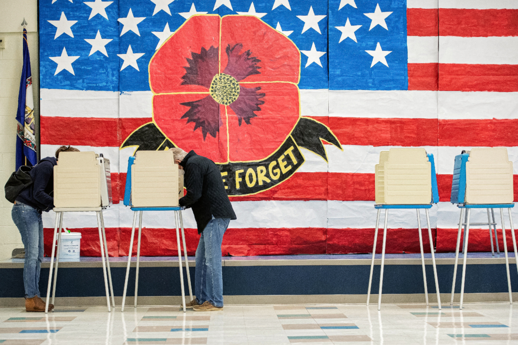 Các cử tri bỏ phiếu tại một trường tiểu học trong cuộc bầu cử giữa nhiệm kỳ của Hoa Kỳ ở Midlothian, Virginia, vào ngày 08/11/2022. (Ảnh: Ryan M. Kelly/AFP qua Getty Images)