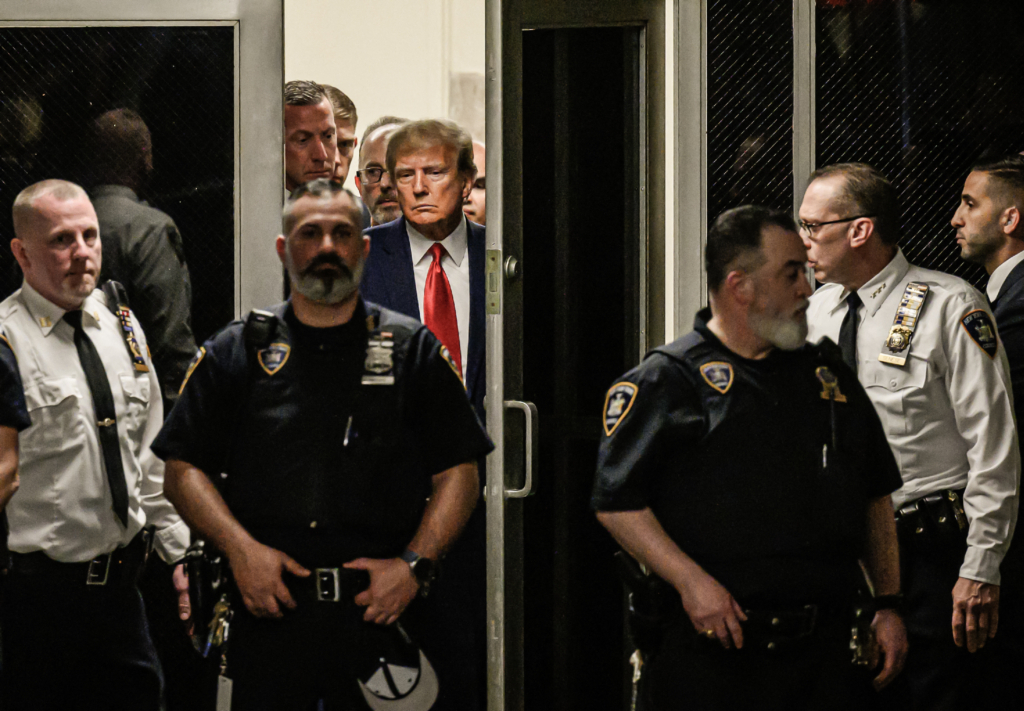 Cựu tổng thống Donald Trump đến phòng xử án tại Tòa án Hình sự Manhattan ở New York vào ngày 04/04/2023. (Ảnh: Ed Jones/AFP qua Getty Images)