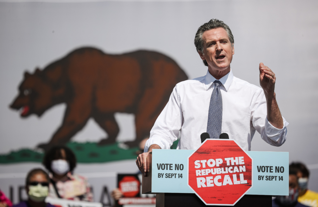 Ông Gavin Newsom, Thống đốc California, trình bày trong một sự kiện tranh cử cùng với Phó Tổng thống Kamala Harris ở San Leandro, California, vào ngày 08/09/2021. (Ảnh: Justin Sullivan/Getty Images)