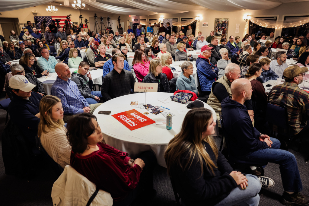 Các vị khách tham dự một sự kiện chiến dịch trò chuyện bên lò sưởi với ứng cử viên tổng thống của Đảng Cộng Hòa, Thống đốc Florida Ron DeSantis ở Bettendorf, Iowa, hôm 18/12/2023. (Ảnh: Scott Olson/Getty Images)