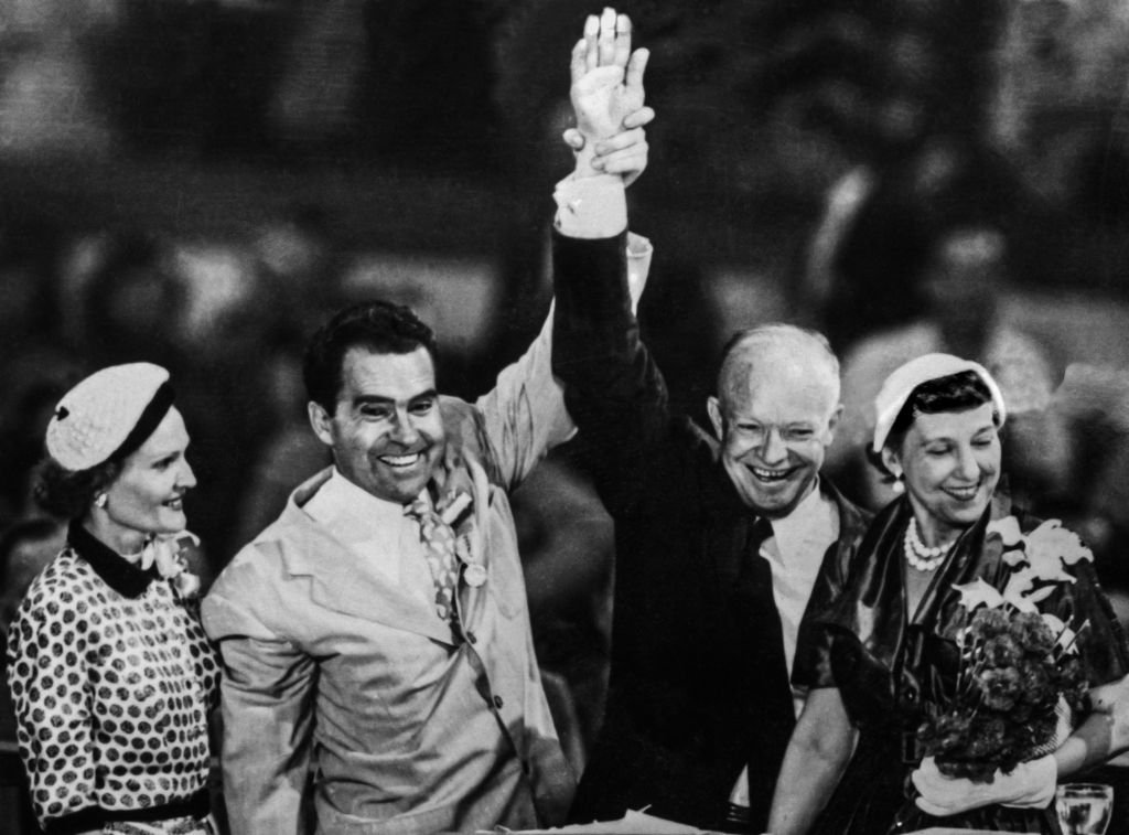 Thượng nghị sĩ Richard Nixon (thứ 2 bên trái), ông Dwight D. Eisenhower (thứ 2 bên phải), cùng phu nhân tham dự Đại hội Quốc gia Đảng Cộng Hòa ở Chicago, vào ngày 12/07/1952. (Ảnh: I/AFP qua Getty Images)