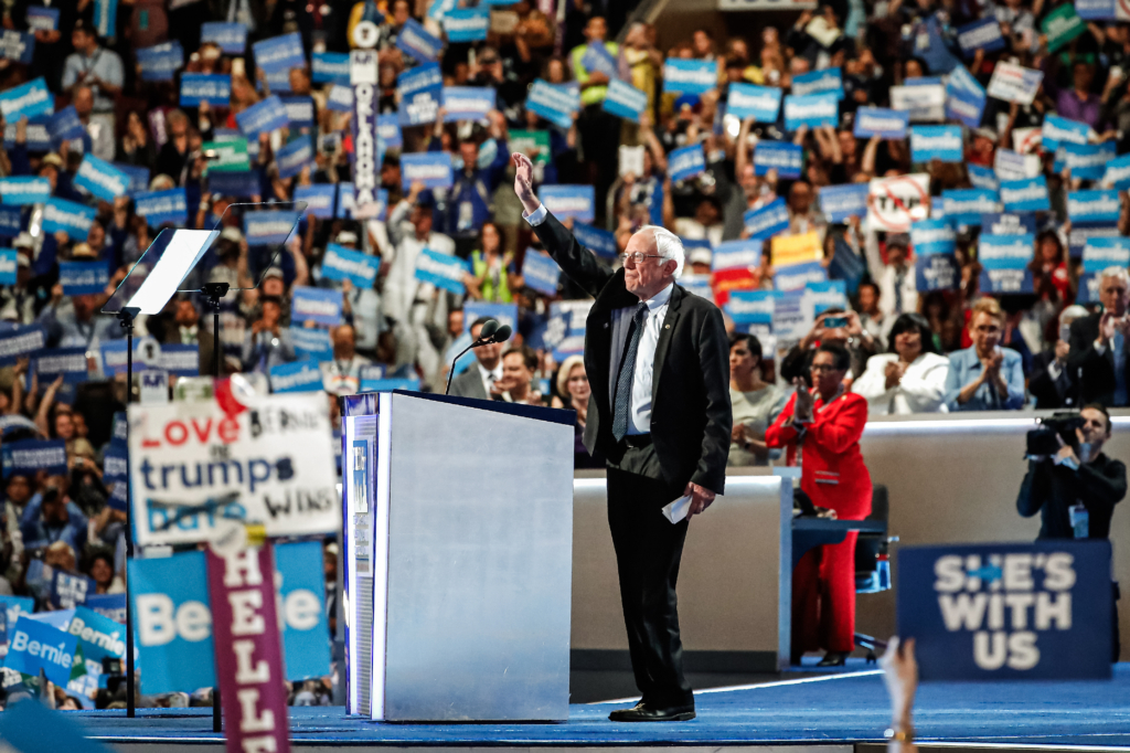 Thượng nghị sĩ Bernie Sanders (Dân Chủ-Vermont) chào đón đám đông trước khi diễn thuyết tại đại hội quốc gia Đảng Dân Chủ ở Philadelphia vào ngày 25/07/2016. (Ảnh: Aaron P. Bernstein/Getty Images)