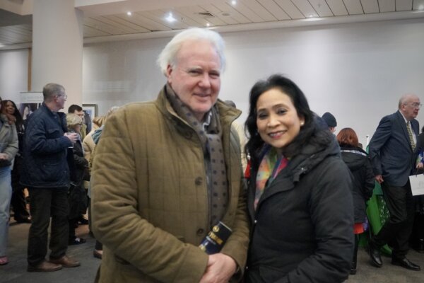 Kỹ sư về hưu Paul Goodwin cùng phu nhân Jenny Loynton thưởng thức Nghệ thuật Biểu diễn Shen Yun tại Trung tâm Hội nghị Quốc tế, thành phố Birmingham, Vương quốc Anh, hôm 29/12/2023. (Ảnh: Mary Mann/Epoch Times)