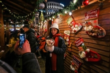 Người dân ghé thăm chợ Giáng Sinh ở quận Hoàng Phố, Thượng Hải hôm 23/12/2023. (Ảnh: Hector Retamal/AFP qua Getty Images)