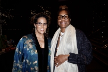 Bà Suzanne Jackson (trái) cùng bà Torri Polk thưởng thức Nghệ thuật Biểu diễn Shen Yun tại Trung tâm Nghệ thuật Biểu diễn AT&T, ở thành phố Dallas, tiểu bang Texas, hôm 29/12/2023. (Ảnh: Sherry Dong/The Epoch Times)