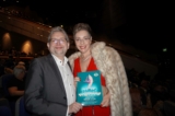 Ông Brian và bà Martha Knifton thưởng thức Nghệ thuật Biểu diễn Shen Yun tại Trung tâm Hội nghị Quốc tế ở Birmingham, Vương quốc Anh, hôm 30/12/2023. (Ảnh: Mary Mann/The Epoch Times)
