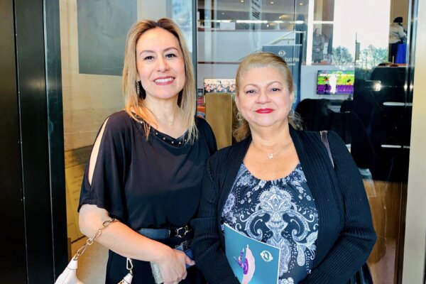 Bà Angie Araiza (trái) cùng mẹ thưởng lãm Nghệ thuật Biểu diễn Shen Yun tại Trung tâm Nghệ thuật Biểu diễn Jones ở thành phố Houston, tiểu bang Texas hôm 30/12/2023. (Ảnh: Sonia Wu/The Epoch Times)