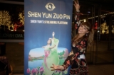 Nghệ sĩ múa chuyên nghiệp Jessica Oliver thưởng thức Nghệ thuật Biểu diễn Shen Yun tại Trung tâm Nghệ thuật Biểu diễn AT&T – Nhà hát Winspear, Dallas, hôm 30/12/2023. (Ảnh: Yeawen Hung/The Epoch Times)