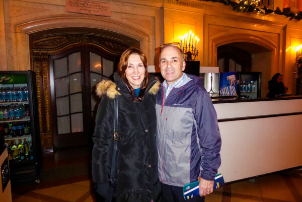 Ông Bob và phu nhân Carol Monahan đến thưởng thức Nghệ thuật Biểu diễn Shen Yun tại Nhà hát Boch Center Wang ở thành phố Boston, hôm 30/12/2023. (Ảnh: Frank Liang/The Epoch Times)