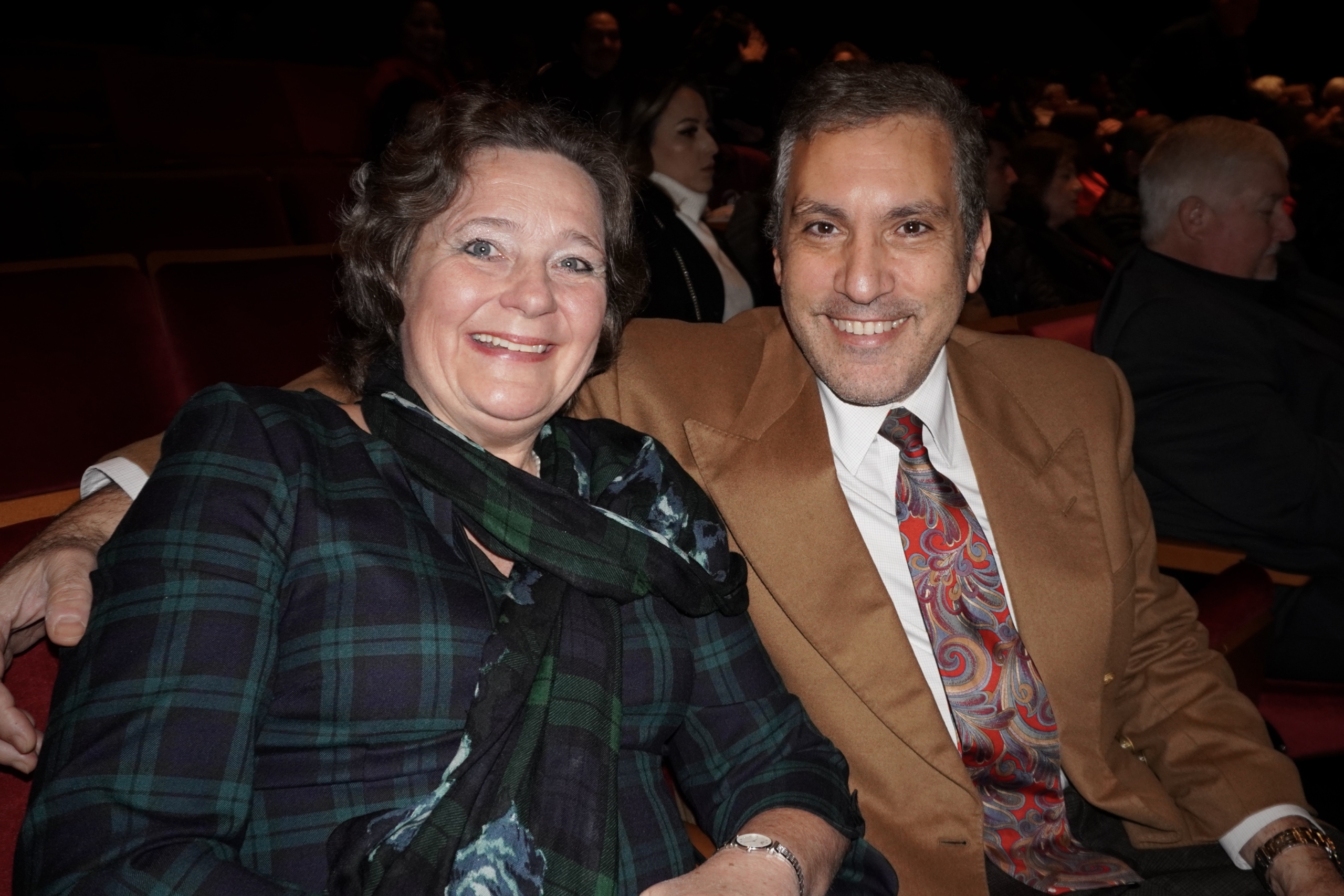 Ông Emad Asham và phu nhân Christine, rất yêu thích đêm biểu diễn của Shen Yun tại Nhà hát Jones Hall for the Performing Arts hôm 30/12/2023. (Ảnh: Sally Sun/The Epoch Times)