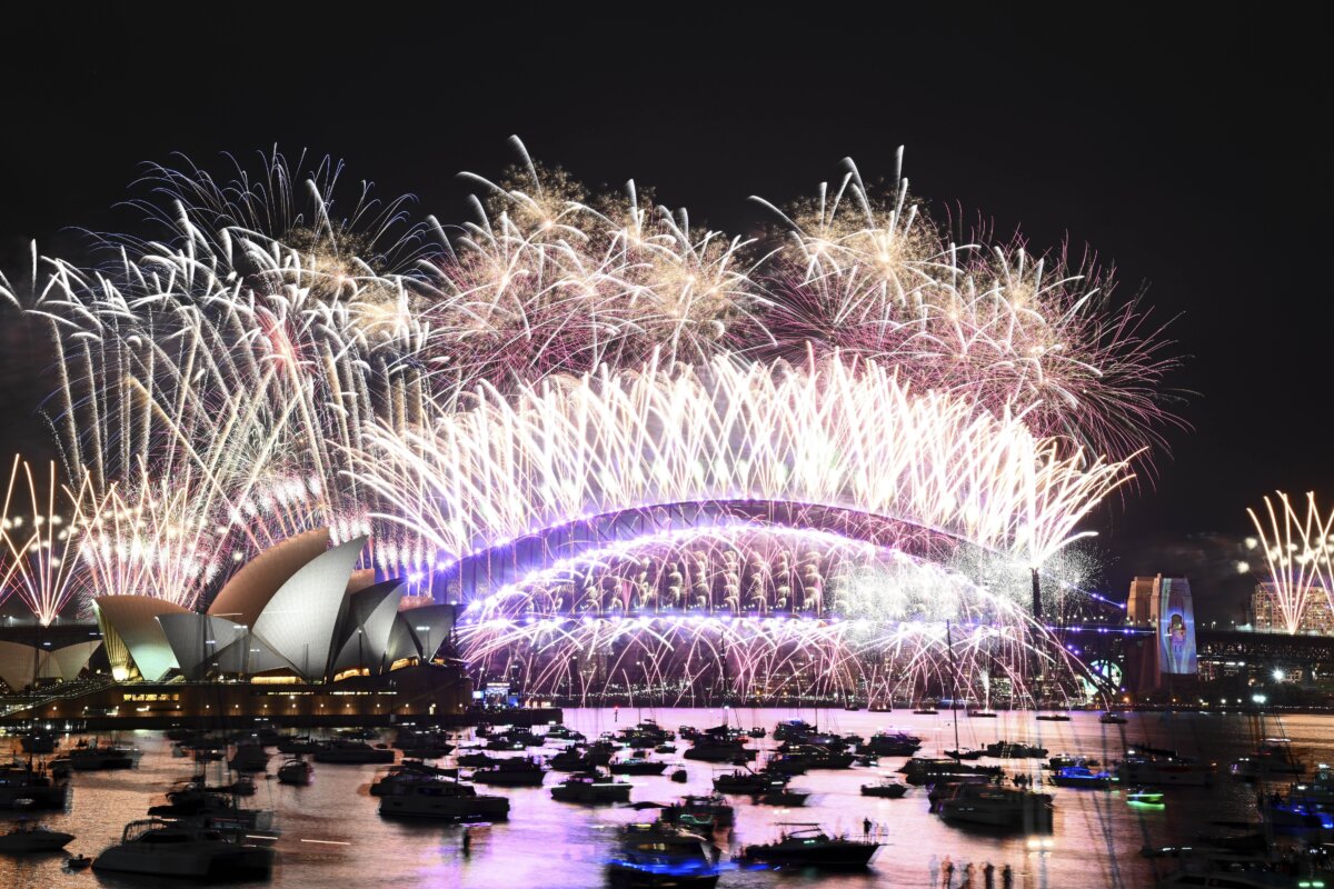 Pháo bông được bắn lên phía trên Nhà hát Opera Sydney và trên Cầu Cảng trong lễ đón Giao Thừa ở Sydney hôm 01/01/2024. (Ảnh: Dan Himbrechts/AAP Image qua AP)