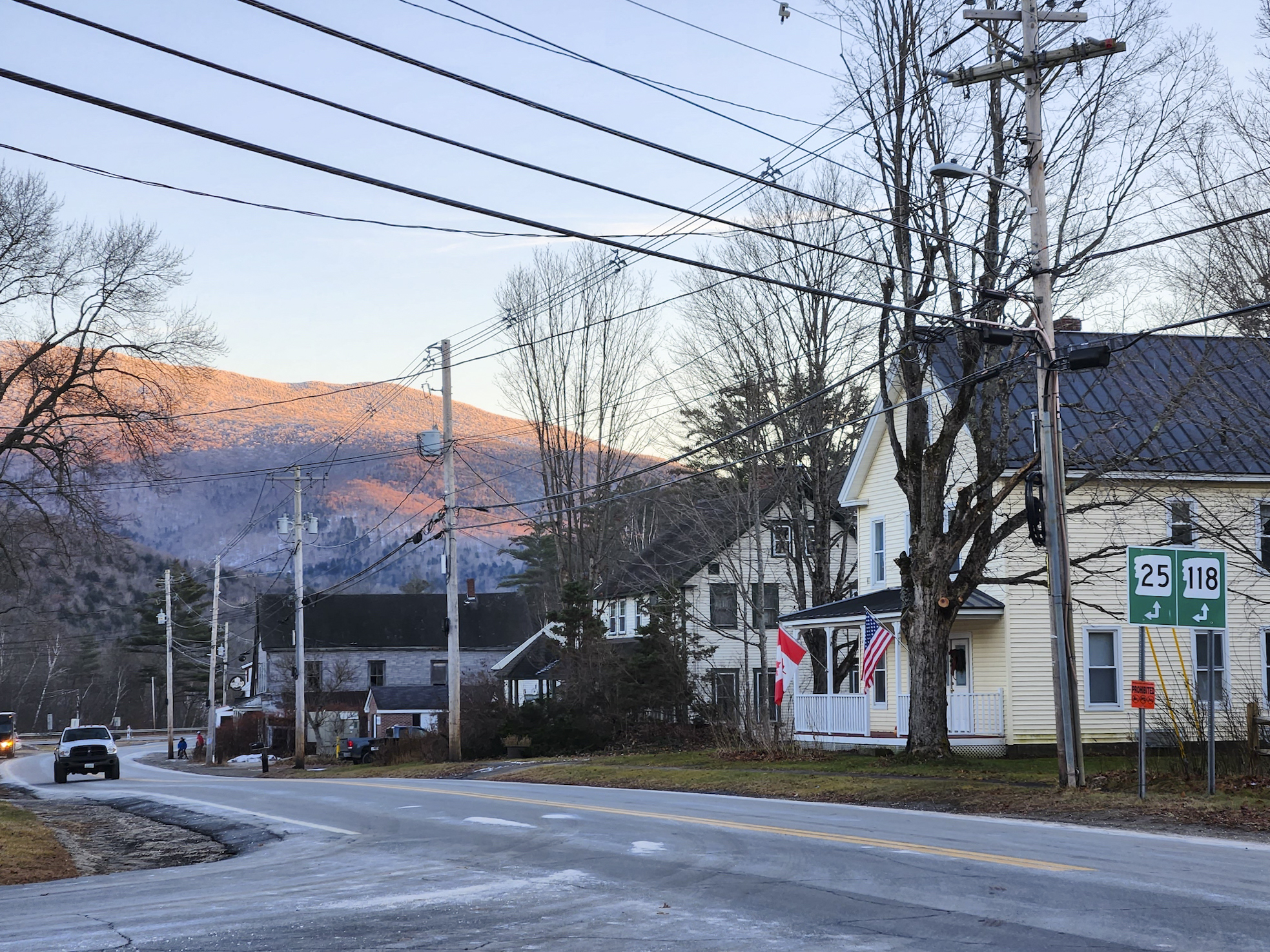 Các xa lộ giao nhau ở trung tâm Warren, New Hampshire, hôm 12/12/2023. (Ảnh: Allan Stein/The Epoch Times)