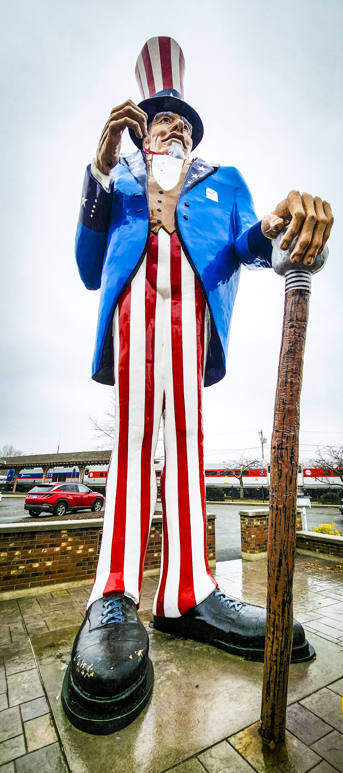 Bức tượng Chú Sam cao 38 feet (~11.5 mét) chào đón du khách tại Bảo tàng Đường sắt Danbury ở Danbury, Connecticut, hôm 10/12/2023. (Ảnh: Allan Stein/The Epoch Times)