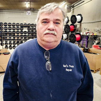 Ông Ted Pelkey tại cửa hàng sửa chữa xe tải của mình ở Swanton, Vermont, hôm 12/12/2023. (Ảnh: Allan Stein/The Epoch Times)