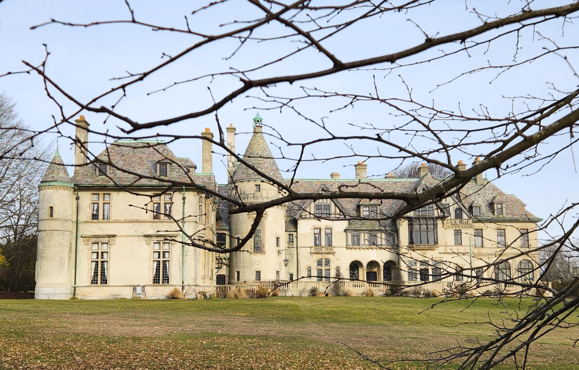 Dinh thự lịch sử có tên Seaview Terrace ở Newport, Rhode Island, hôm 17/12/2023. (Ảnh: Allan Stein/The Epoch Times)