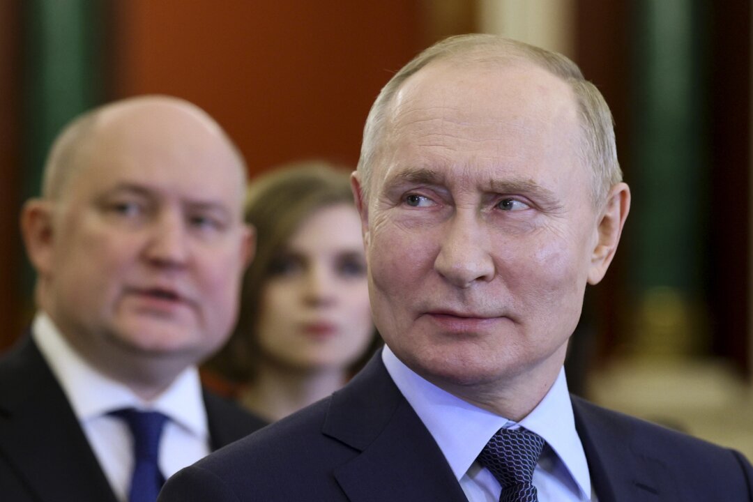 Tổng thống Nga Vladimir Putin đến thăm một cuộc triển lãm dành riêng cho các sự kiện quan trọng của Năm Nhà giáo và Người thầy sắp diễn ra tại Điện Kremlin ở Moscow, Nga, hôm 27/12/2023. (Ảnh: Gavriil Grigorov, Sputnik, Kremlin Pool Photo qua AP)