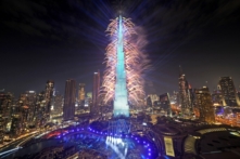 Pháo hoa nổ tại Burj Khalifa, tòa nhà cao nhất thế giới, trong lễ đón giao thừa ở Dubai, Các Tiểu Vương Quốc Ả Rập Thống Nhất, hôm 01/01/2024. (Ảnh: Kamran Jebreili/AP Photo)
