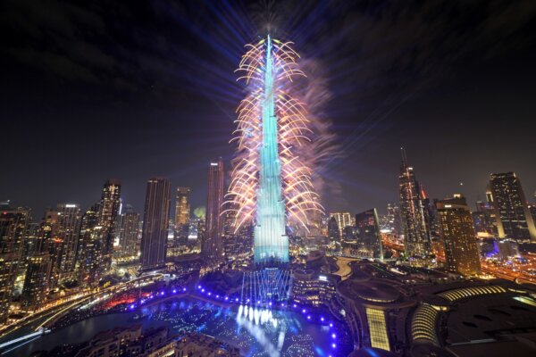 Pháo bông được bắn lên tại Burj Khalifa, tòa nhà cao nhất thế giới, trong lễ đón Giao Thừa, ở Dubai, Các Tiểu vương quốc Ả Rập Thống nhất, hôm 01/01/2024. (Ảnh: Kamran Jebreili/AP Photo)