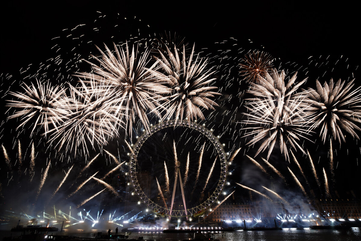 Pháo bông thắp sáng bầu trời phía trên London Eye ở trung tâm London để chào mừng Năm Mới, hôm 01/01/2024. (Ảnh: Alberto Pezzali/AP Photo)