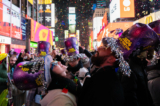 Những người tham dự chào đón Năm Mới tại Quảng trường Thời đại ở New York hôm 01/01/2024. (Ảnh: Adam Gray/Getty Images)
