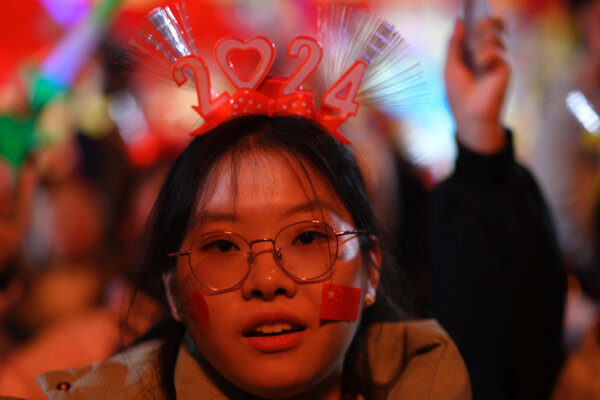Một người tham dự đeo băng đô năm 2024 ngắm nhìn trong sự kiện đếm ngược Năm Mới ở Bắc Kinh hôm 31/12/2023. (Ảnh: Pedro Pardo/AFP via Getty Images)