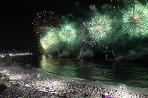 Pháo bông trong Lễ đón Giao Thừa tại bãi biển Copacabana ở Rio de Janeiro, Brazil, hôm 31/12/2023. (Ảnh: Lucas Figueiredo/Getty Images)