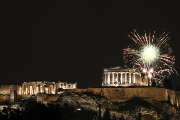 Pháo bông được bắn lên trên đền Acropolis trong lễ đón Năm Mới ở Athens, sáng sớm hôm 01/01/2024. (Ảnh: Angelos Tzortzinis/AFP)