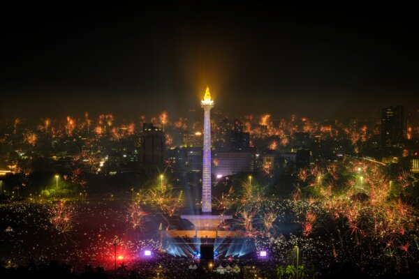 Pháo bông được bắn lên khắp thành phố mở ra một Năm Mới, khi những người tham dự tụ tập xung quanh Đài tưởng niệm Quốc gia Indonesia (MONAS) được thắp sáng ở Jakarta hôm 01/01/2024. (Ảnh: Yasuyoshi CHIBA/AFP)