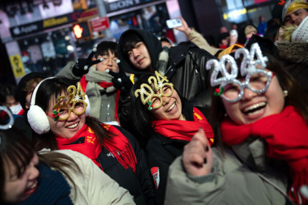 Những người tham dự chờ đợi lễ đón Giao Thừa tại Quảng trường Thời đại ở thành phố New York hôm 31/12/2023. (Ảnh: Adam Gray/Getty Images)