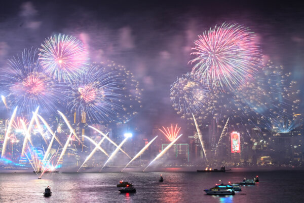 Pháo bông được bắn lên phía trên Cảng Victoria để chào mừng năm mới ở Hồng Kông hôm 01/01/2024. (Ảnh: Peter PARKS/AFP)