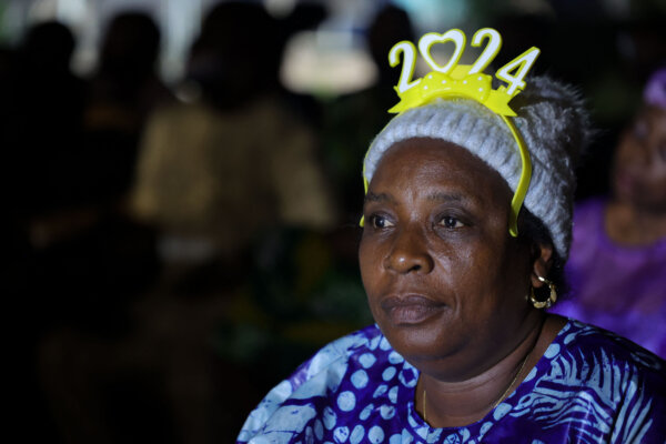 Một người phụ nữ đến dự buổi thánh lễ giao thời được tổ chức tại nhà thờ Công Giáo Most Pure Heart of Mary ở Ijebu Imushin, Nigeria, hôm 31/12/2023. (Ảnh: Samuel Alabi/AFP qua Getty Images)
