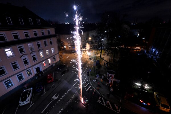 Hình ảnh pháo bông ở Frankfurt am Main, miền tây nước Đức, để chào đón Năm Mới vào sớm hôm 01/01/2024. (Ảnh: KIrill Kudryavtsev/AFP via Getty Images)