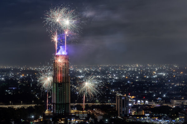 Pháo bông được bắn lên trên bầu trời thành phố trong lễ đón Giao Thừa ở Nairobi, hôm 01/01/2024. (Ảnh: Luis Tato/AFP)