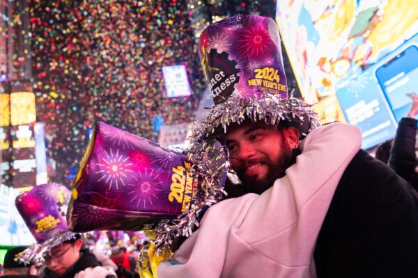 Những người tham dự chào đón Năm Mới tại Quảng trường Thời đại ở thành phố New York hôm 01/01/2024. (Ảnh: Adam Gray/Getty Images)