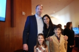 Ông Peter và bà Sarah Stuhldreher đưa hai người con đến thưởng lãm Shen Yun tại Nhà hát Nghệ thuật Biểu diễn Jones Hall ở thành phố Houston chiều hôm 31/12/2023. (Ảnh:Sarah Yu/The Epoch Times)