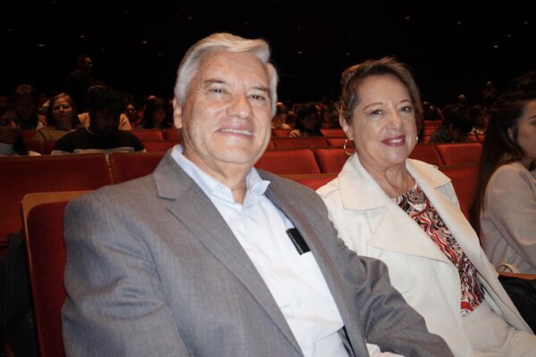 Gia đình ông Leiba thưởng thức Shen Yun tại Nhà hát Jones Hall for the Performing Arts, ở thành phố Houston, tiểu bang Texas, hôm 01/01/2024. (Ảnh: Sarah Yu/The Epoch Times)