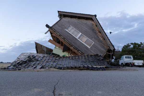 Một ngôi nhà ở Nanao, Nhật Bản, bị hư hại do trận động đất gây ra hôm 02/01/2024. (Ảnh: Buddhika Weerasinghe/Getty Images)