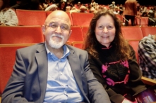 Ông Ruy Castellan và bà Eileen Dyer thưởng thức Shen Yun tại Nhà hát Jones Hall for the Performing Arts ở thành phố Houston, tiểu bang Texas, hôm 01/01/2024. (Ảnh: Sarah Yu/The Epoch Times)