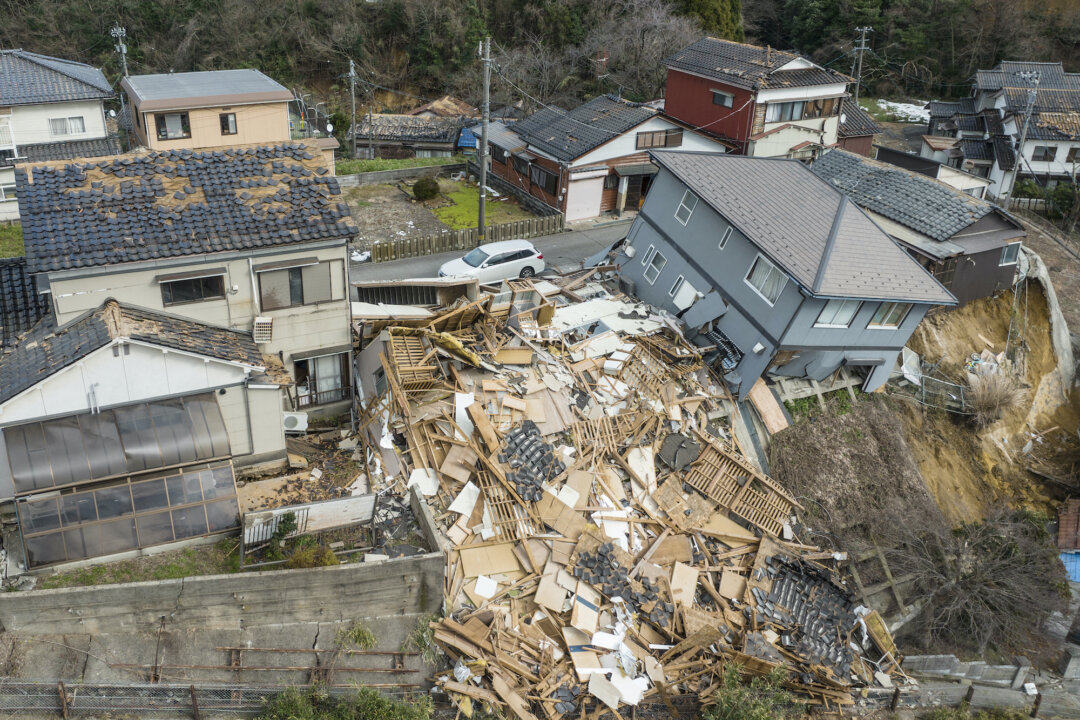 Bức ảnh chụp từ trên không hôm 02/01/2024 cho thấy những ngôi nhà bị hư hại và bị phá hủy dọc một con đường ở Wajima, tỉnh Ishikawa, sau một trận động đất lớn mạnh 7.5 độ ở khu vực Noto thuộc tỉnh Ishikawa. (Ảnh: Fred Mery/AFP qua Getty Images)