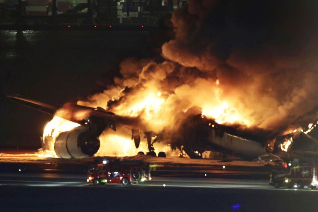Một chiếc phi cơ của hãng hàng không Japan Airlines bốc cháy trên đường băng của phi trường Haneda ở Tokyo, hôm 02/01/2024. (Ảnh: Kyodo News qua AP)