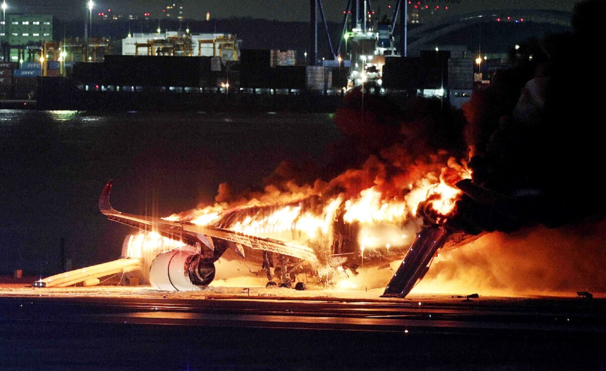 Một chiếc phi cơ của hãng hàng không Japan Airlines bốc cháy trên đường băng của Phi trường Haneda ở Tokyo, hôm 02/01/2024. (Ảnh: Jiji Press/AFP qua Getty Images)
