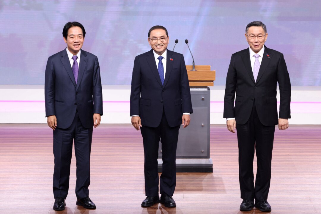 (Từ trái sang phải) ông Lại Thanh Đức (Lai Ching-te), ứng cử viên tổng thống của Đảng Dân Tiến (DPP) cầm quyền, ông Hầu Hữu Nghị (Hou Yu-ih), ứng cử viên tổng thống của đảng đối lập chính Quốc Dân Đảng (KMT), và ông Kha Văn Triết (Ko Wen-je), ứng cử viên tổng thống của đảng đối lập Đảng Nhân dân Đài Loan (TPP), chụp ảnh chung trong một cuộc tranh biện ở Đài Bắc hôm 30/12/2023. (Ảnh: Pei Chen/Pool/AFP via Getty Images)