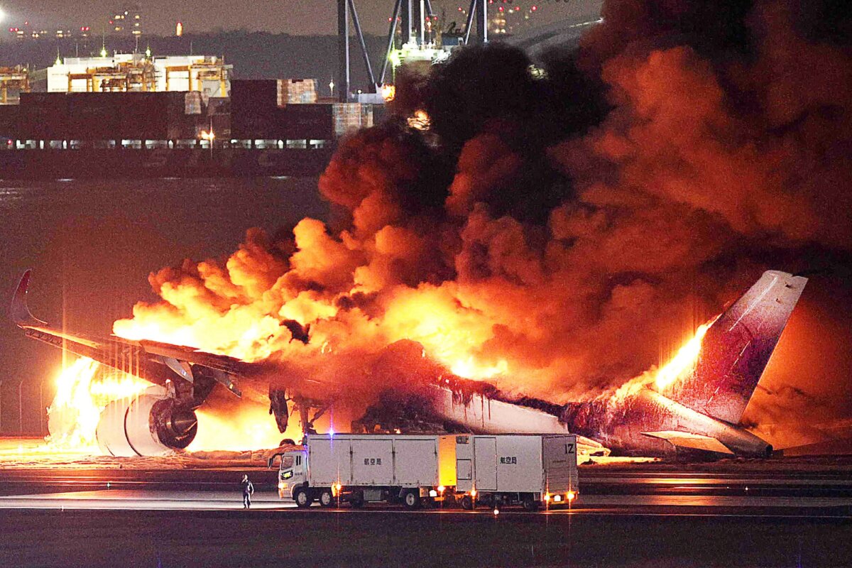 Một chiếc phi cơ của hãng hàng không Japan Airlines bốc cháy trên đường băng của Phi trường Haneda ở Tokyo, hôm 02/01/2024. (Ảnh: Jiji Press/AFP qua Getty Images)