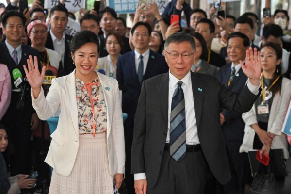 Ông Kha Văn Triết (phải), Chủ tịch Đảng Dân chúng Đài Loan (TPP) và là ứng cử viên tổng thống, và ứng cử viên liên danh TPP của bà Ngô Hân Doanh (Cynthia Wu )vẫy tay chào sau khi đăng ký tham gia cuộc bầu cử tổng thống năm 2024 sắp tới tại Ủy ban Bầu cử Trung ương ở Đài Bắc hôm 24/11/2023. (Ảnh: Sam Yeh/AFP qua Getty Images)