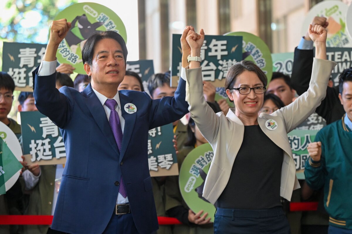 Ứng cử viên tổng thống Đài Loan Lại Thanh Đức (trái) và ứng cử viên liên danh Tiêu Mỹ Cầm (phải), thuộc Đảng Dân chủ Tiến bộ (DPP) cầm quyền, ra hiệu trước những người ủng hộ sau khi ghi danh tranh cử tổng thống năm 2024 tại Đài Bắc hôm 21/11/2023. (Ảnh: Sam Yeh/AFP qua Getty Images)